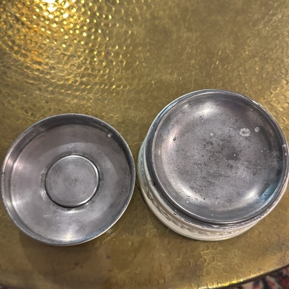 Vintage Musical Powder Puff Box - Picture 6 of 7